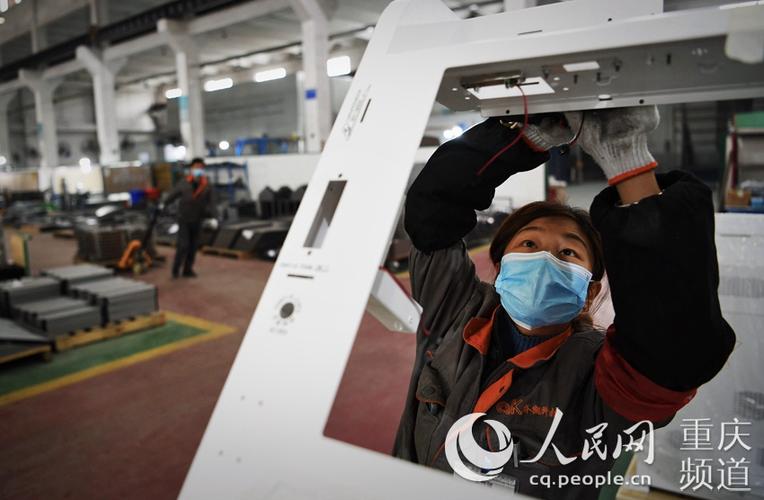 重庆乔凯科技的工人正在为产品做安装工作.周舸 摄